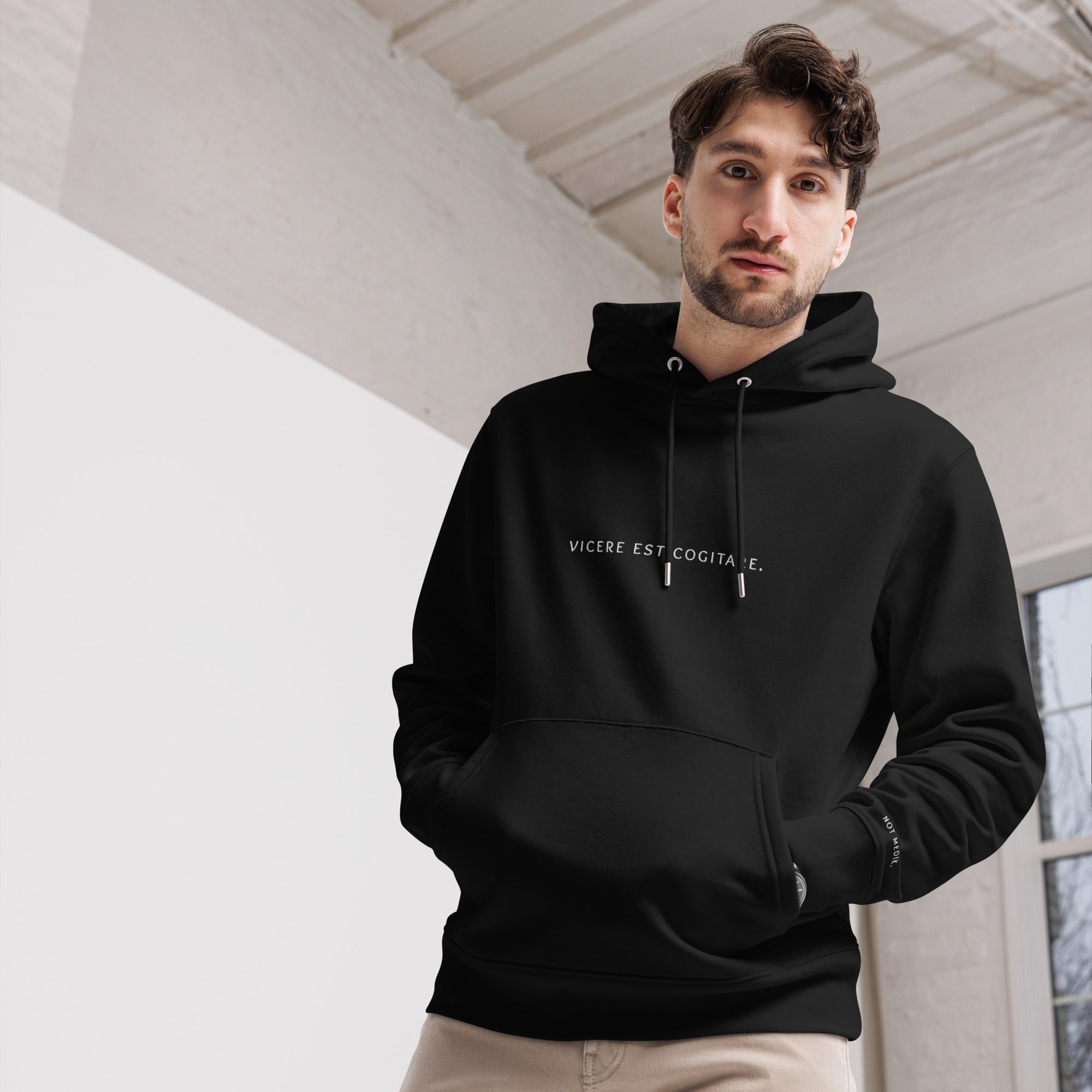 vicere est cogitare. Premium Hoodie - not medik.